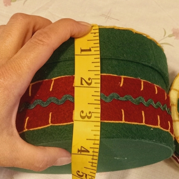 Set Of 2 Keepsake Gift Boxes Holiday Christmas Round Embroidery - Picture 9 of 11